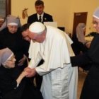 La visita sorpresa de Francisco a las Hermanitas de los Pobres se lee como una crítica a las leyes anti-libertad de Obama