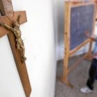 Eliminar la asignatura de religión y los crucifijos en espacios públicos figuran en el programa electoral del PSOE 2015