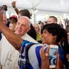 Francisco se hizo selfies con usuarios del servicio de comidas a necesitados de la parroquia Saint Patrick