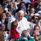 El Papa Francisco aprovecha las audiencias de los miércoles para saludar a los peregrinos y los niños