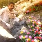 Fotograma del documental que recrea el momento en que San Juan Diego encuentra las rosas indicadas por la Virgen, señal de su poder