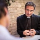 Krzysztof Charamsa, al estar suspendido de sus funciones sacerdotales, ya no podrá vestir de clérigo para escenificar su discurso ante la prensa