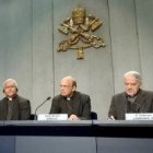 El cardenal indio Oswald Gracias, junto al padre Lombardi y otros presentando los trabajos sinodales del jueves