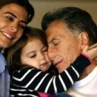Juliana Awada, con su marido Mauricio Macri, nuevo presidente argentino, y la hija de ambos, Antonia, que se bautizó dos años antes que ella