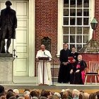 El Papa y el arzobispo de Philadelphia, bajo la estatua de George Washington.