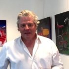 Tom Wilson, además de actor, músico y humorista, es pintor - aquí en su exposición sobre juguetes antiguos