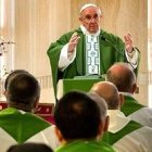 El balance para no dejarse arrastrar por los signos de los tiempos es la fidelidad al Evangelio, dijo el Papa.