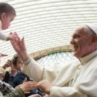 El Papa saluda niños en la clausura del Congreso Mundial de Educadores católicos en Roma
