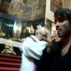 Abel Azcona ha difundido esta imagen en la que supuestamente se saca una hostia de la boca tras fingir comulgar... dice que así reunió más de doscientas