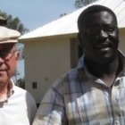 El nigeriano Peter Kamai dirige un seminario con 400 estudiantes dispuestos a derramar su sangre - en la foto, con Adrian Helleman, un benefactor canadiense del seminario