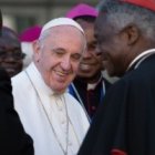 El Papa Francisco rodeado de obispos africanos al concluir el Sínodo para la Familia