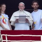 El Papa Francisco con unos jóvenes polacos el día que se abrieron las inscripciones a la JMJ de Cracovia 2016