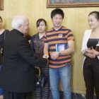 El cardenal Cañizares, arzobispo de Valencia, saluda a los católicos chinos de la parroquia de San Valero Obispo