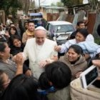 El Papa Francisco visitando un campamento de población nómada en Roma en febrero de 2014