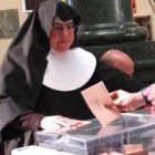 Benita Mazón, de las Hermanas de los Ancianos Desamparados, jefa de mesa electoral este 20 de diciembre en Teruel