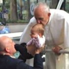 Foto difundida por la familia en la prensa de Filadelfia, del momento en que el Papa Francisco besó a su niña cuando recorría la ciudad
