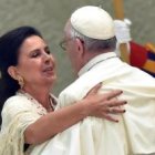 María José Santiago abraza emocionada al Papa Francisco