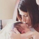 Los papás Jones con la pequeña Abby - ninguna de sus enfermedades les impedirá amarla y disfrutar de su familia