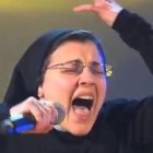 Sor Cristina Scuccia, ursulina de 25 años, canta con pasión
