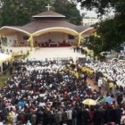 El altar montado en la Universidad de Nairobi, con cientos de sacerdotes con túnicas blancas