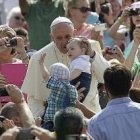 El Papa Francisco saluda a los peregrinos que acuden a las audiencias públicas en la Plaza de San Pedro los miércoles