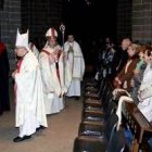 El arzobispo de Pamplona se dispone a iniciar la misa de reparación... más de 4.000 navarros acudieron a las dos catedrales