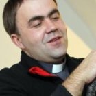 El padre Kestutis Vareckas vive con jóvenes que están dejando las drogas y algunos gatos, que le encantan y hasta ayudan a los chicos a reestructurar su vida