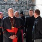 El cardenal Sandri visita en 2010 la cárcel-memorial de Sighet, con fotos de los represaliados y la frase Conoceréis la Verdad y la Verdad os hará Libres