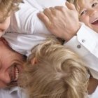 A veces 10 minutos de juego físico con cosquillas y risas bastan para dar a los niños la sensación de que los papás están ahí para pasarlo bien