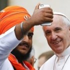 Radio Vaticano en italiano ha difundido este selfie interreligioso del Papa Francisco al hablar de Nostra Aetate