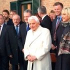 Benedicto XVI se ha fotografiado en la Navidad de 2015 con una delegación de Baviera, su tierra