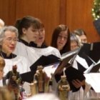 Coro en un servicio religioso navideño... mucha gente poco practicante pasa por las iglesias estos días
