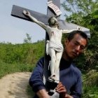 Un peregrino católico con un crucifijo en la provincia china de Shaanxi
