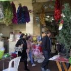 Tienda de adornos navideños en una calle marroquí... en países musulmanes se extiende una Navidad sin Jesús