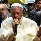 Francisco recorrió varios lugares del campo con grandes medidas de seguridad pero sin perder cercanía con la gente.