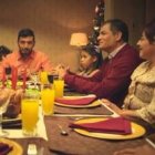 Correa, el presidente de Ecuador, entra en una familia en Nochebuena y explica la Navidad citando al Papa Francisco