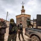 Tropas kurdas junto a la capilla de un pueblo asirio, cerca de Tal Tamr, o Tel Tamer