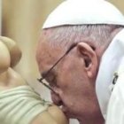El Papa Francisco propone vivir con sobriedad, como el Niño Dios, aunque la sociedad incite al lujo y el narcisismo