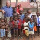 El misionero javeriano Luis Pérez con jóvenes feligreses en Sierra Leona