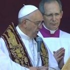 Momento en que el Papa recita en latín la bendición Urbi et Orbi para los asistentes a la Plaza de San Pedro y quienes lo siguen por los medios de comunicación
