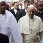 Francisco en la mezquita de Bangui con el imán Moussa Naibi