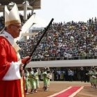 Francisco al iniciarse la misa en el estadio Boganda de Bangui, con unos 30.000 asistentes