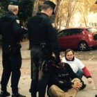 Como cada año, la Policía se llevó al doctor Poveda, aunque en esta ocasión a un centro distinto, para detenidos más peligrosos