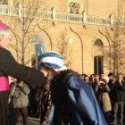 Su Majestad de Oriente, el Rey Baltasar, besa el anillo episcopal del obispo Reig Pla en Alcalá de Henares, en 2013