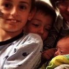 Michele, recién nacido, y su familia: el momento más feliz.