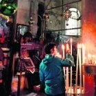 Velas en la Basílica de la Natividad en Belén, construida en el lugar donde según la tradición nació Jesús
