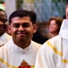 A pesar de los males que acechan en el mundo, la intervención permanente y palpable de Dios alegra a los cristianos y les compromete en su servicio.