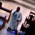 La misa no es una celebración personal en la que puedan introducirse elementos a capricho, recordó la diócesis a la que pertenece el sacerdote.