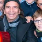 Álvaro Urquijo, con Jesús Redondo a su derecha, rodeados de alumnos del Coro Tajamar.