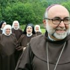 El arzobispo Jesús Sanz está encantado de acoger a las Carmelitas Samaritanas en Asturias